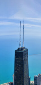 برج هوائي الإرسال على سطح ناطحة سحاب مركز جون هانكوك. مبنى مرتفع